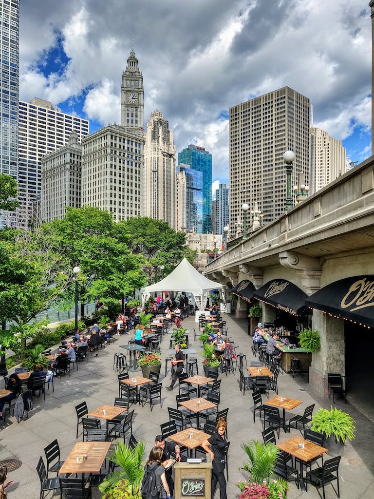 Romantic outdoor dining in Chicago