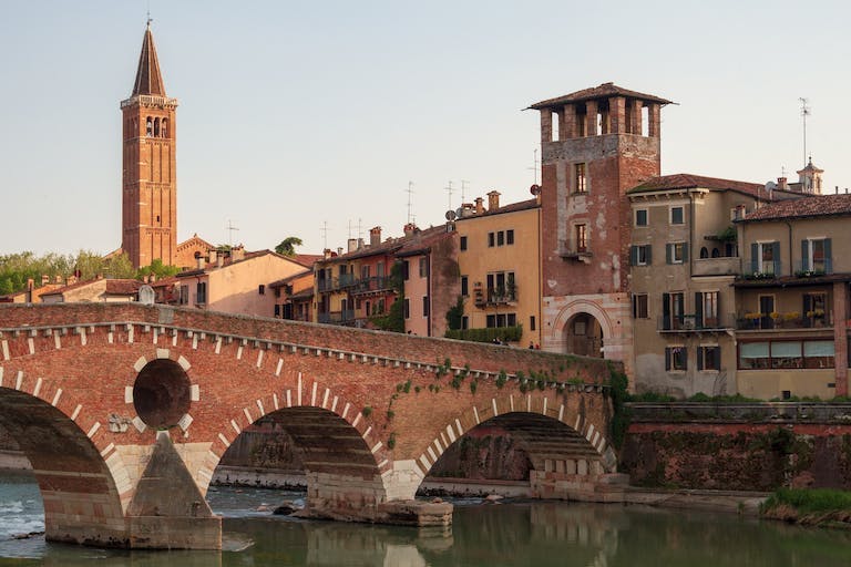 Vista di Verona dal fiume Adige.