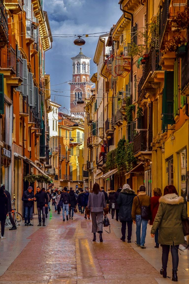 Verona città, viale con case colorate e cielo scuro