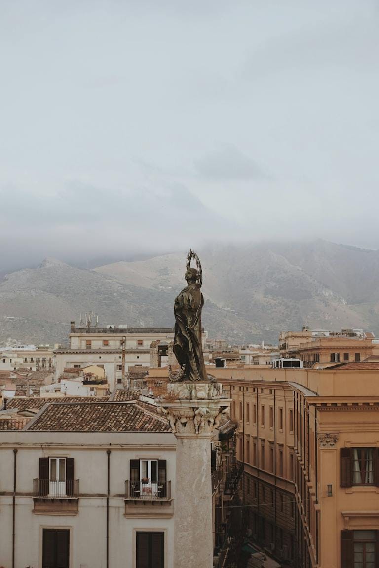 Statua di Maria a Palermo, Sicilia.
