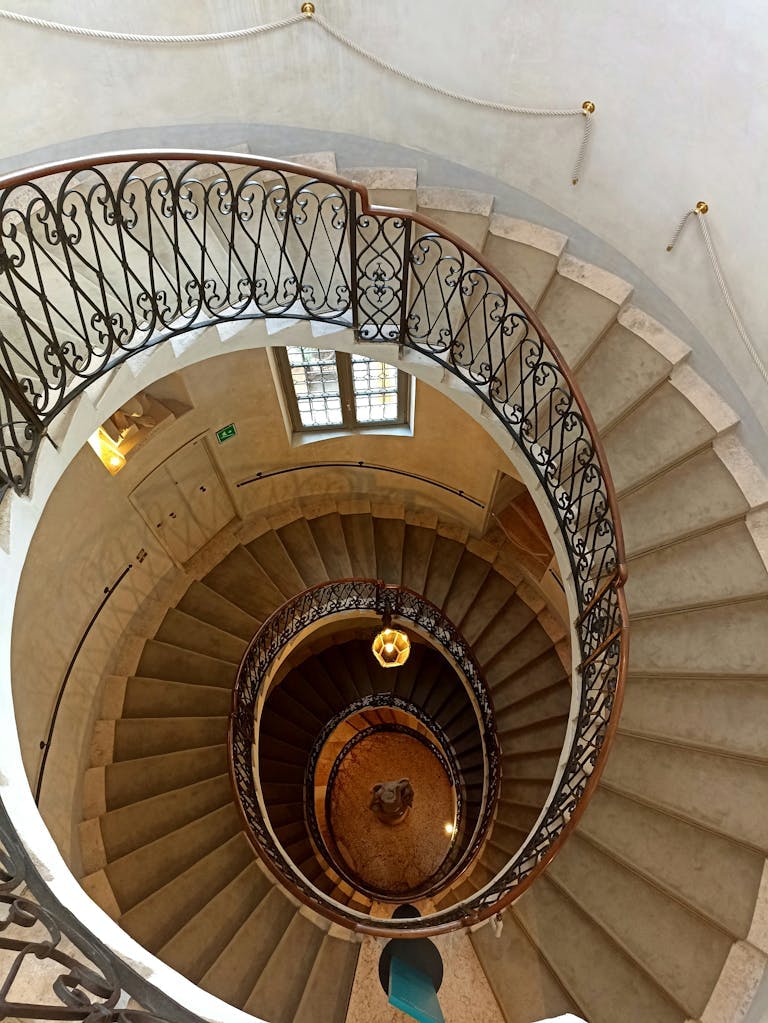 Foto dall'alto delle scale all'interno del Palazzo Maffei