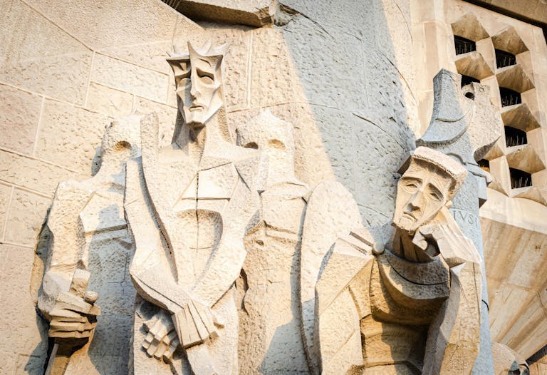 Statue di volti tristi alla Sagrada Familia, Barcellona.