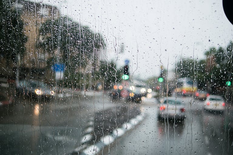  Una giornata di pioggia a Barcellona vista dal vetro. 
