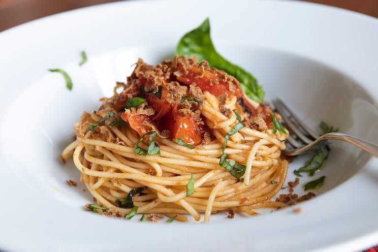 Un piatto di spaghetti siciliana. 