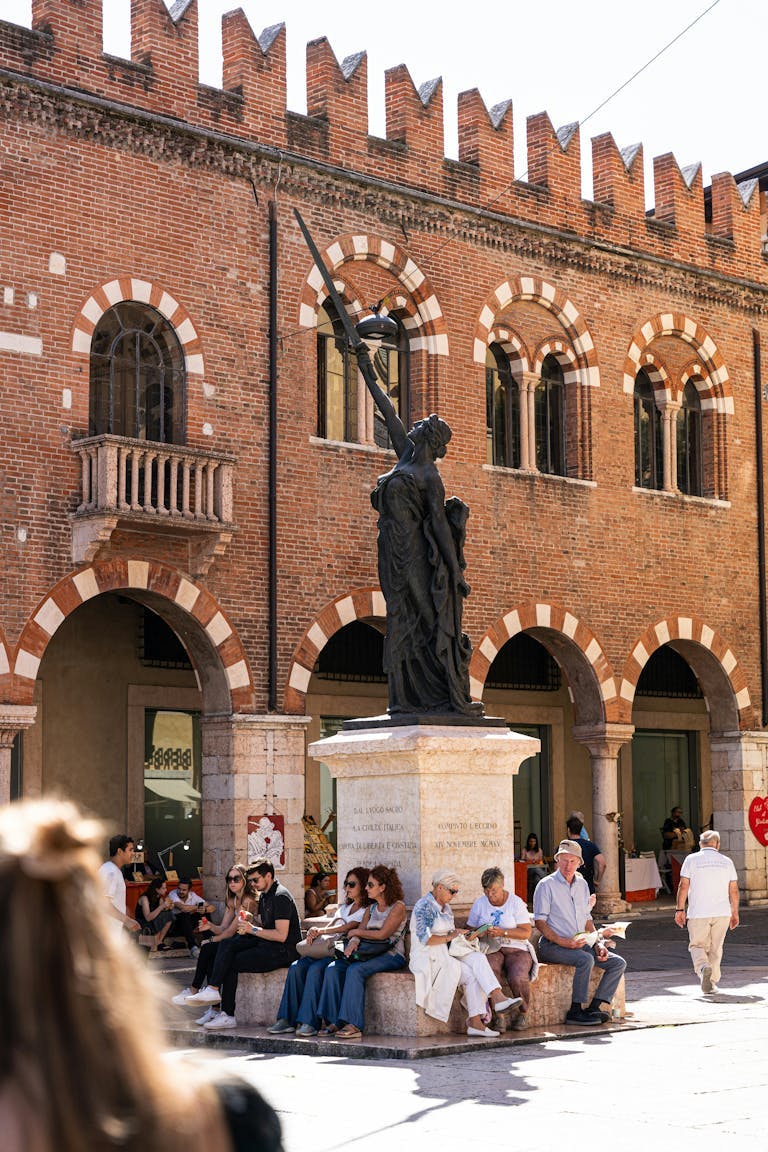 Statua di "Spada della Libertà" in piazza Erbe.