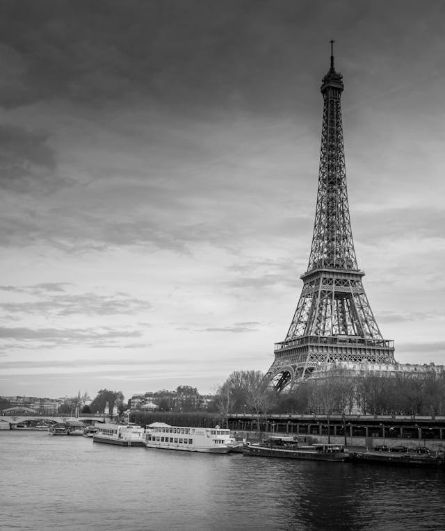 Paris, Seine und Eiffelturm im Sonnenaufgang