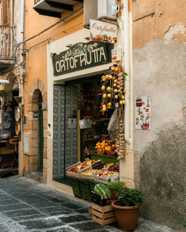 Un piccolo negozio di frutta in Sicilia.