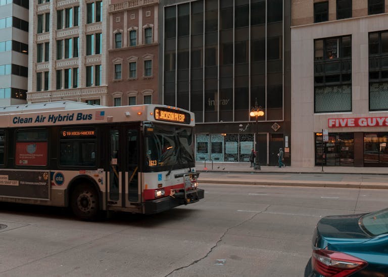 How to get around Chicago by bus
