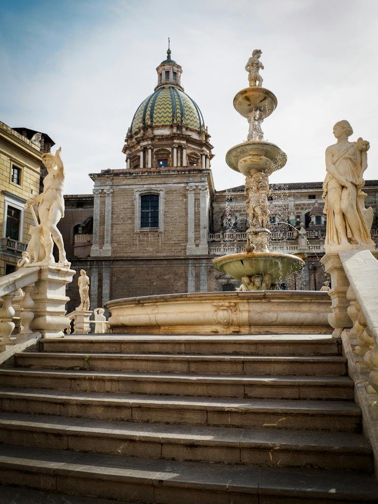 Le scale e la fontana di Piazza Pretoria a Palermo.