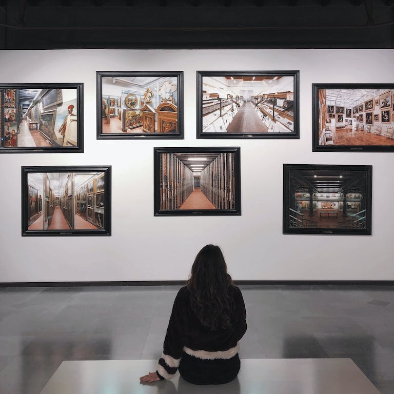 Donna osserva le opere d'arte all'interno della Galleria d'Arte Moderna di Verona