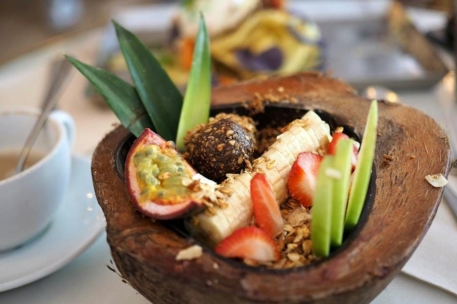 Un piatto di frutta in una ciotola di legno.