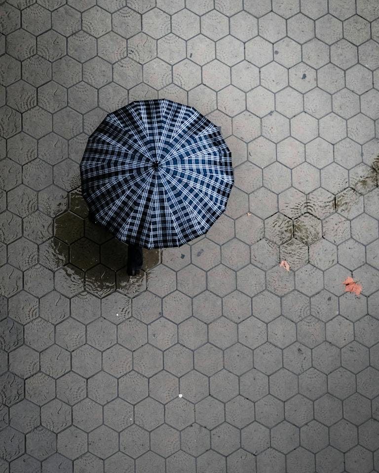 Un ombrello in una strada bagnata dalla pioggia a Barcellona.